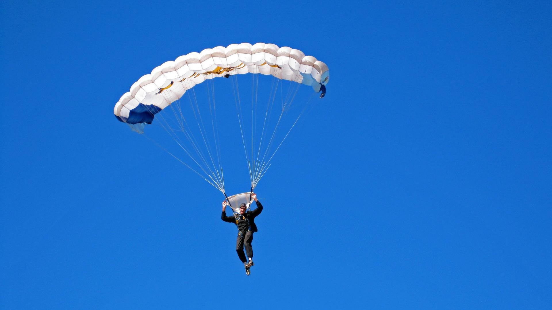 开云体育在线-赛道如棋局，梅赛德斯的慢三步翻盘与勒克莱尔的神之一手